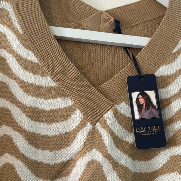 Brand new never worn, medium , soft v-neck sweater - Picture 4 of 5